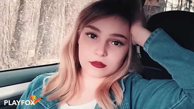 Sexy kočka radostně saje na slevové kartě